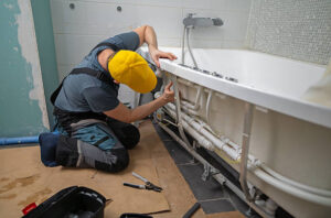 Man servicing bathtub - Reeves