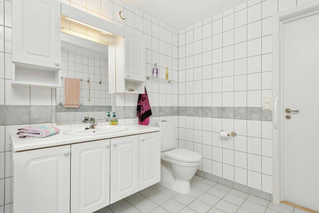 Open Shelving vs. Closed Drawers